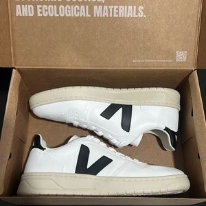 Women’s Veja V-10 Laceup Sneakers size EU 38 / US 7.5 shoes. Never worn.